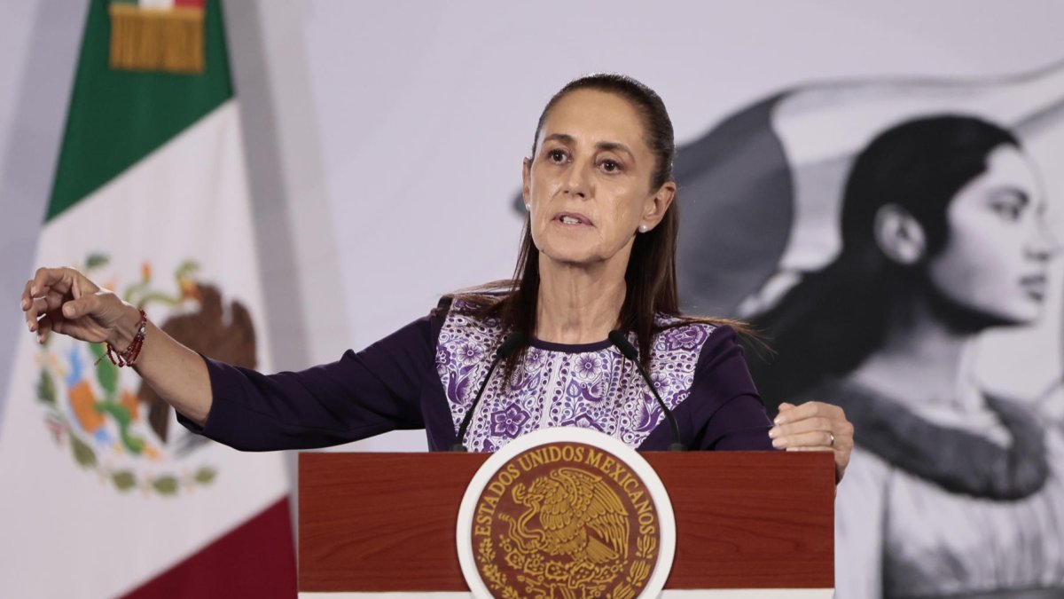 La presidenta de México, Claudia Sheinbaum, habla durante una rueda de prensa este miércoles, en Palacio Nacional de la Ciudad de México (México).