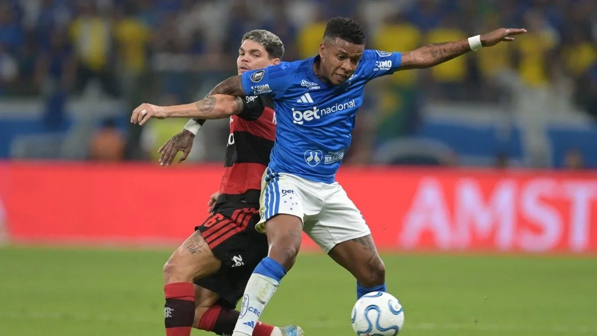 El atacante de Cruzeiro, el ecuatoriano Keny Arroyo, defiende la pelota en el duelo ante Flamengo.