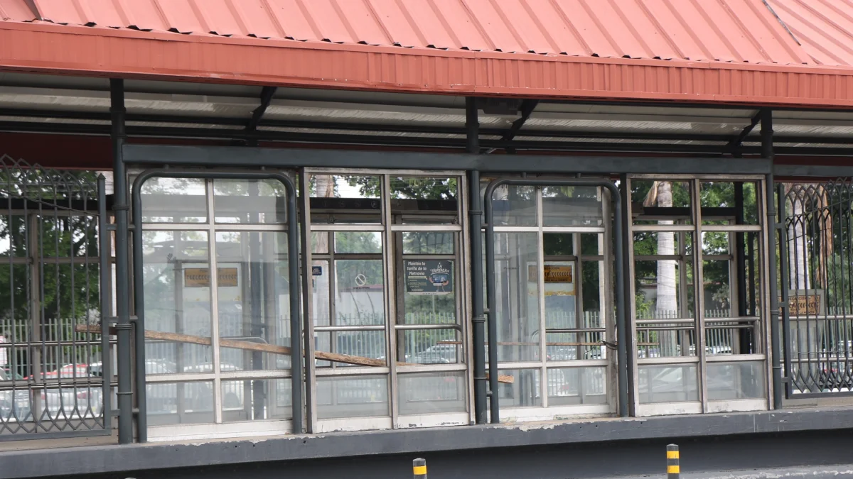 Puertas y mamparas dañadas forman parte del deterioro que presentan varias estaciones de la Metrovía en Guayaquil. En la imagen, la estación del Hospital del IESS, en el sur.