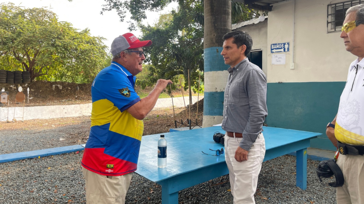 Jefferson Pérez, presidente del COE, junto a la selección ecuatoriana de tiro práctico durante uno de sus entrenamientos.