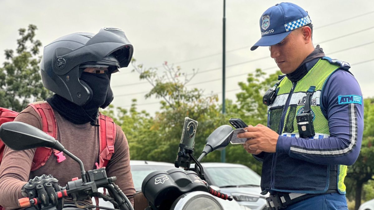 Miembros de la Agencia de Tránsito y Movilidad (ATM) realizan controles a motociclistas en varios sectores de Guayaquil.