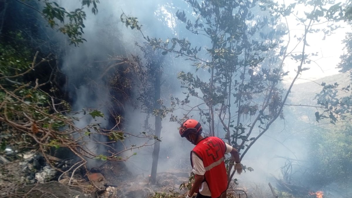Un miembro del equipo de respuesta a emergencias de la Cruz Roja de Kenia trabaja cerca del lugar donde se estrelló un helicóptero, en el condado de Samburu.