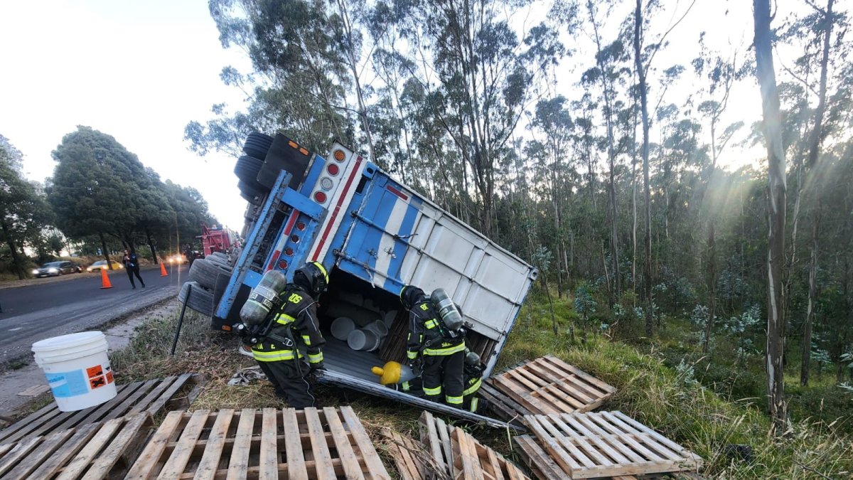 Accidente. Un tráiler quedó volcado tras chocar contra un poste en la avenida Simón Bolívar, a la altura de El Troje.