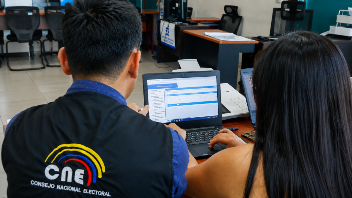 El Consejo Nacional Electoral de Ecuador revisa la documentación presentada por los candidatos.