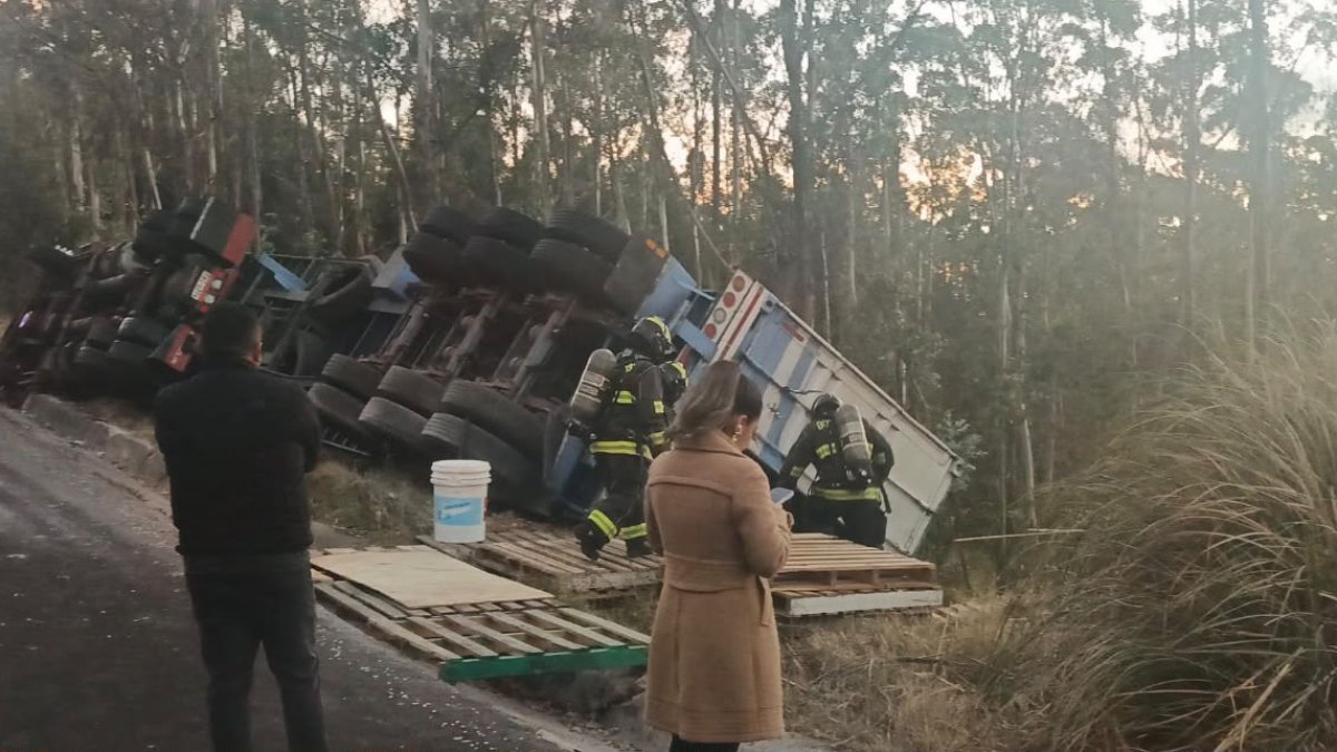 Accidente. Un tráiler volcó en la avenida Simón Bolívar tras chocar contra un poste. El conductor quedó atrapado, pero resultó ileso.