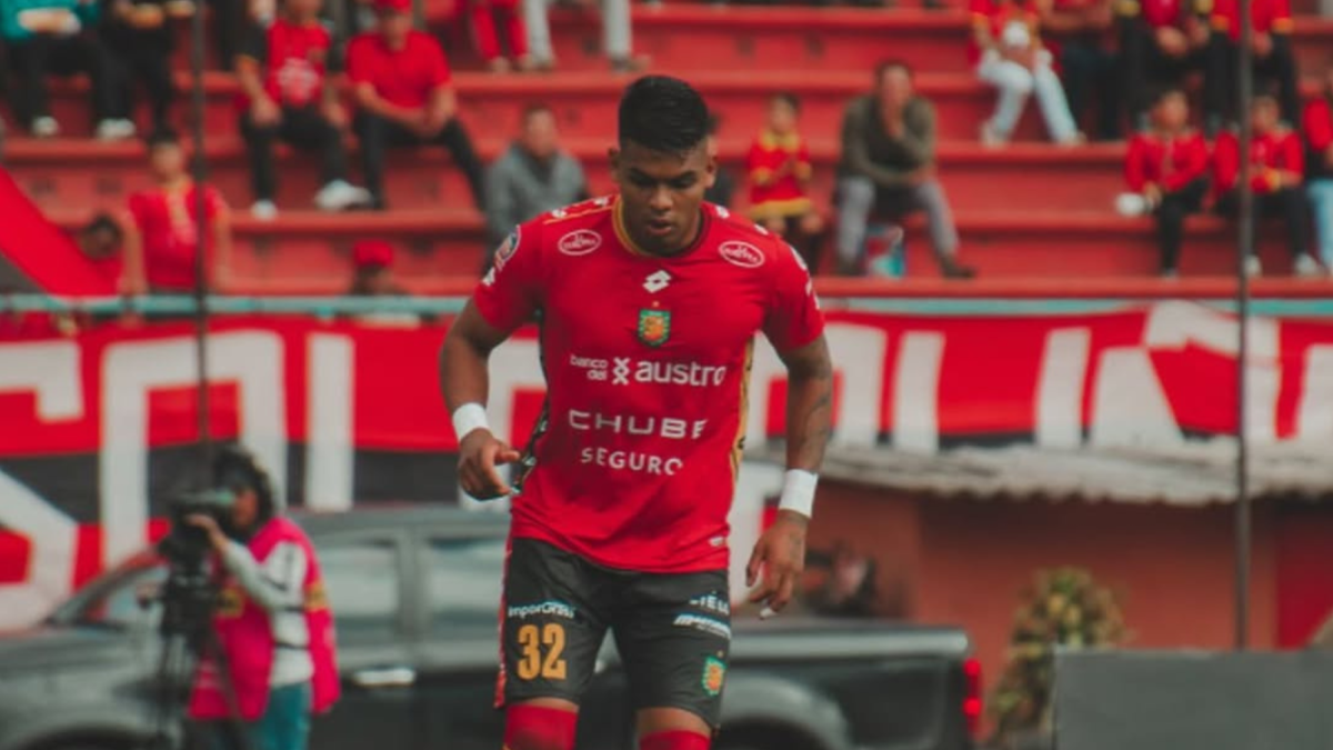 Kliver Moreno durante un partido con Deportivo Cuenca.