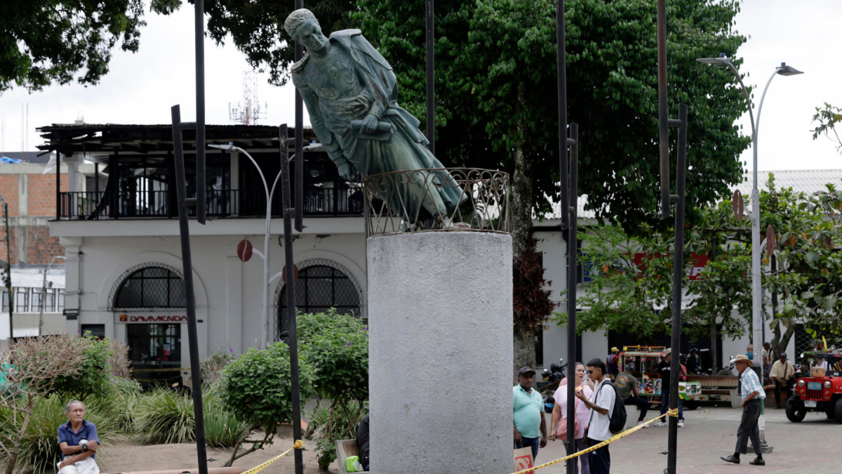 La estatua de Bolívar en Montenegro permanece inclinada y cercada tras los daños del terremoto del 10 de agosto.