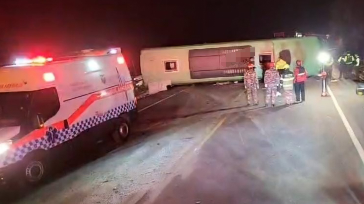 Un bus de pasajeros volcado en Yanayacu, Tungurahua, mientras equipos de emergencia atienden el siniestro.