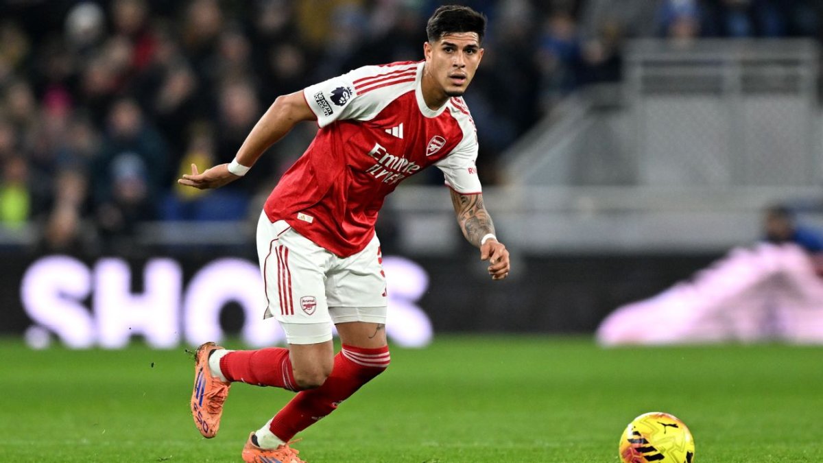 Piero Hincapié con la camiseta de Arsenal en la Premier League.