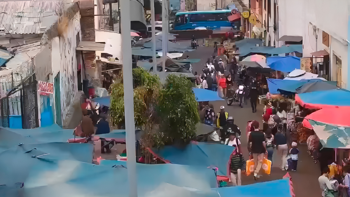Operativo policial en un mercado de Quito tras la detención de una mujer con presuntas drogas.