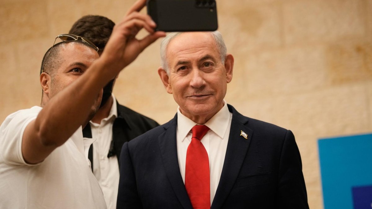 Un hombre se toma una selfie con el primer ministro israelí Benjamin Netanyahu durante las elecciones primarias del partido Likud en Jerusalén, el 17 de agosto de 2026.