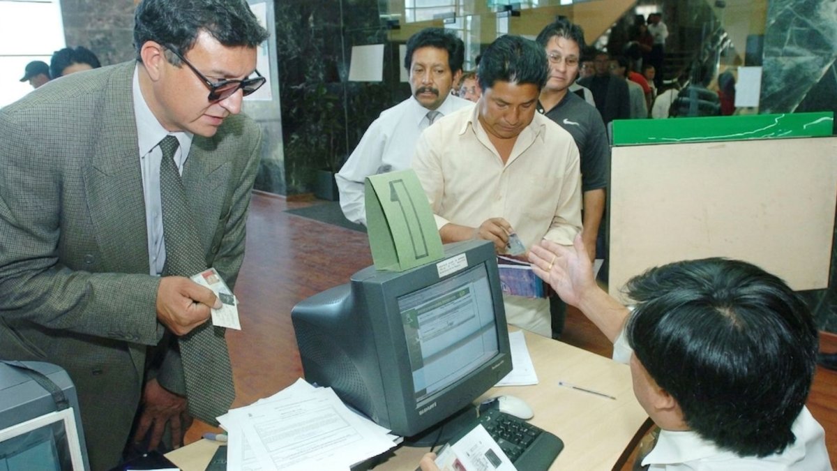 Estamos muy atentos a las señales autoritarias en la cúspide, pero muy habituados a la tiranía de los mandos medios y bajos en las instituciones públicas.