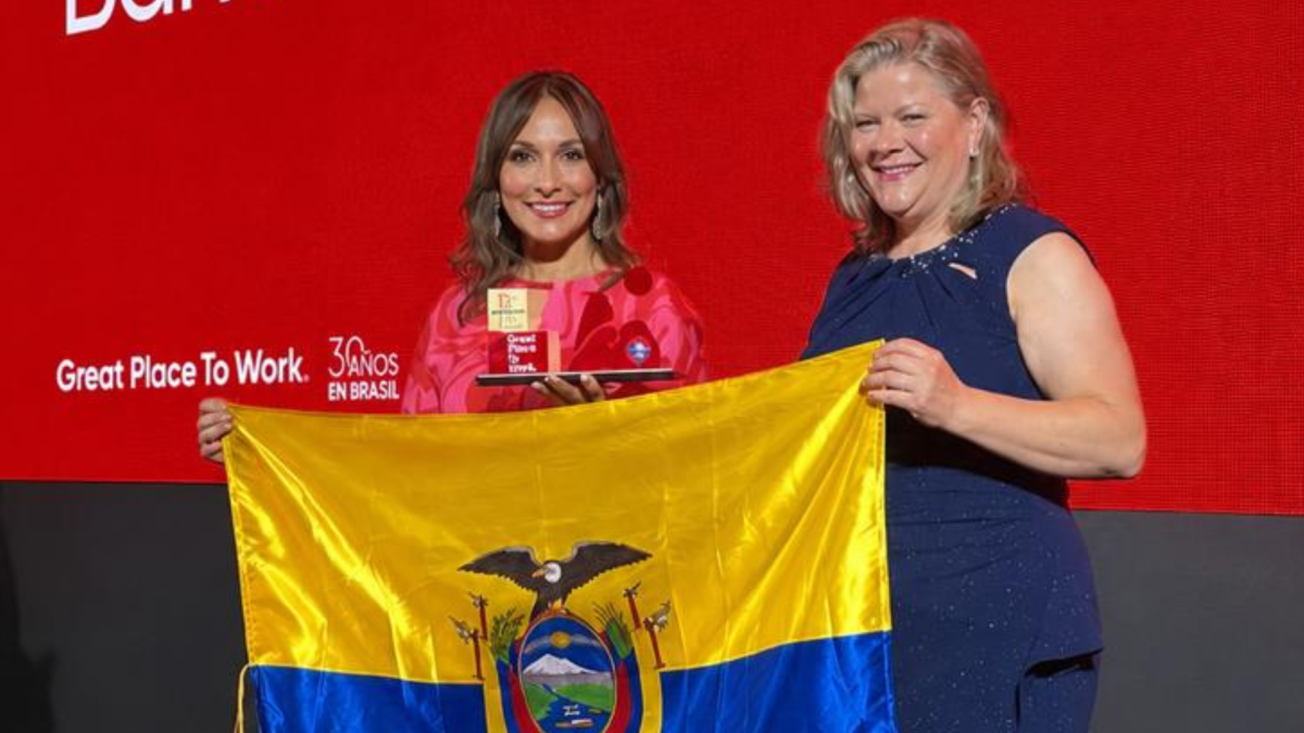 Representante del Banco Internacional recibe el reconocimiento.