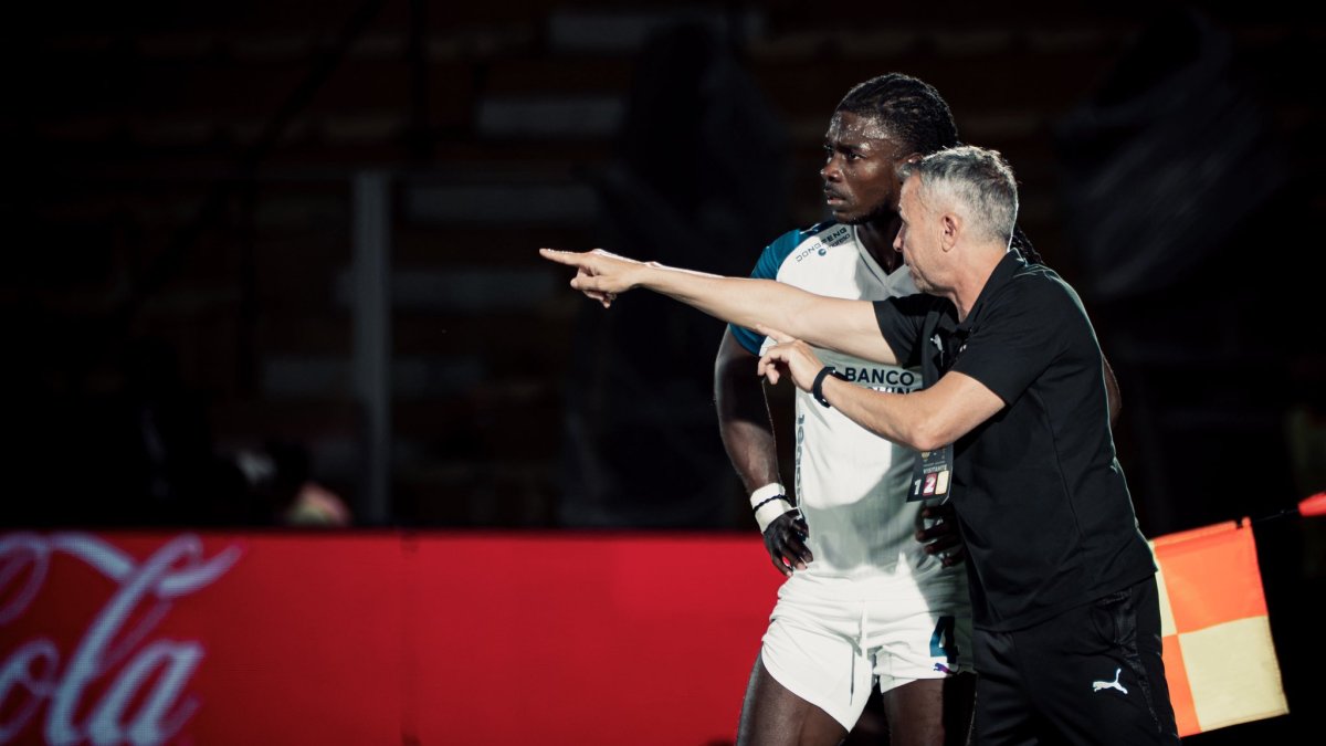 El técnico de Liga de Quito, Gustavo Álvarez, da indicaciones a Ricardo Adé en la Copa Libertadores.