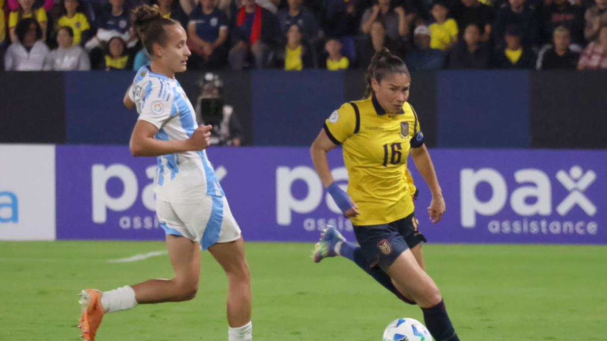 La Selección de Ecuador enfrenta a Argentina durante un partido internacional de fútbol.