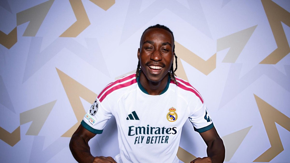 Yan Diomande jugará como extremo por la banda derecha.