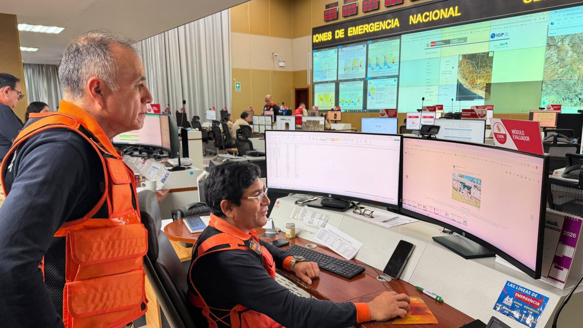 Fotografía tomada de la cuenta en X @indeciperu del Instituto Nacional de Defensa Civil de Perú (Indeci) en la que se observa al jefe del Indeci, Luis Enrique Vásquez (i), monitoreando lo ocurrido por el terremoto de magnitud 7,2 en la región andina de Ayacucho.