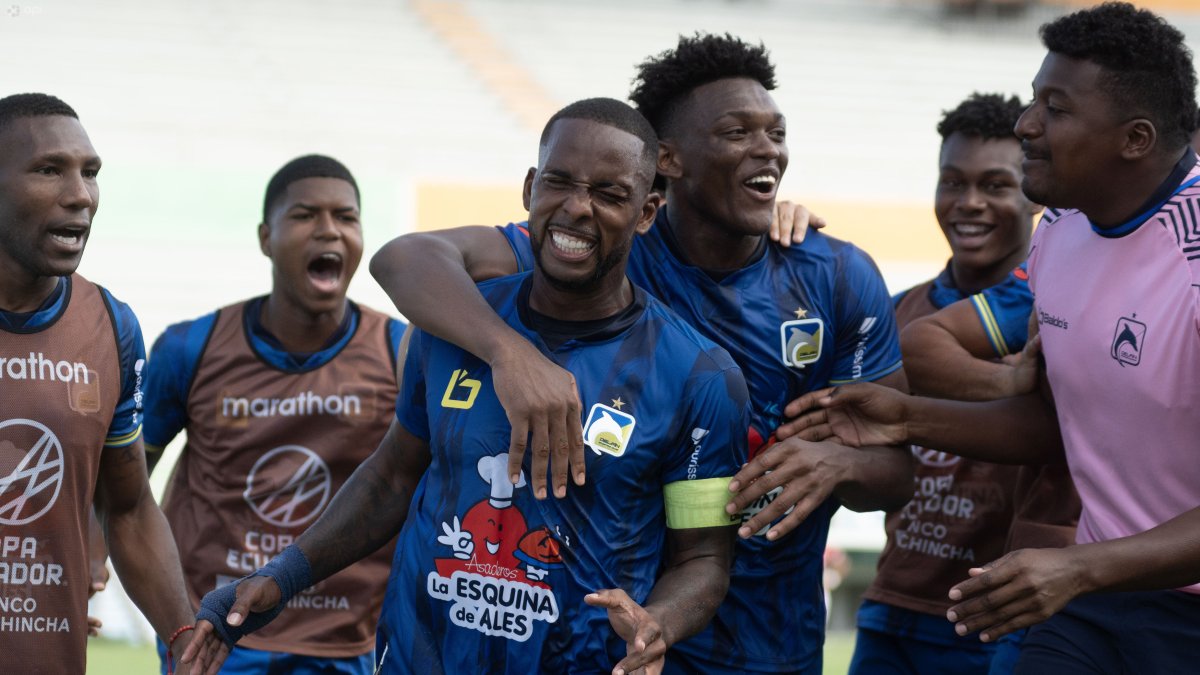 Anthony Bedoya y su gol que le dio la clasificación a Delfín a cuartos de final de Copa Ecuador.