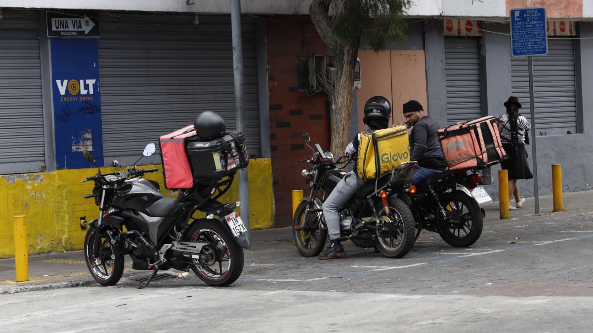 Repartidores de delivery circulan por Quito mientras las autoridades avanzan en un registro único para fortalecer los controles.
