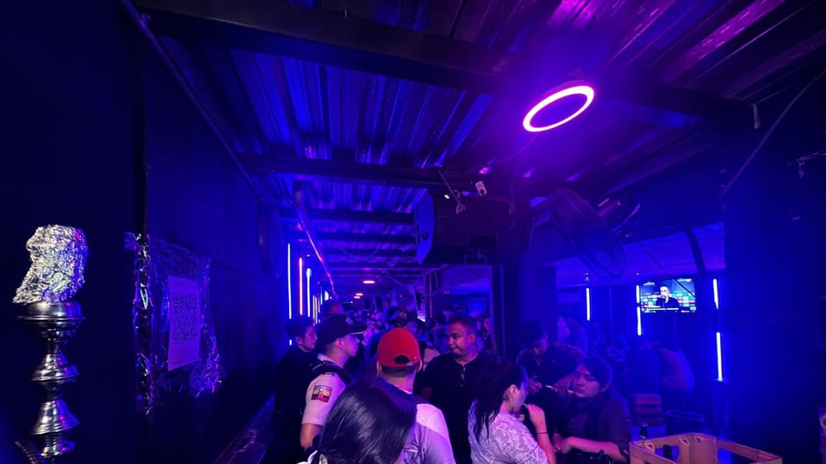 El bar clandestino funcionaba de manera camuflada en el segundo piso de un local de comida, cerca de la Universidad Central de Quito.