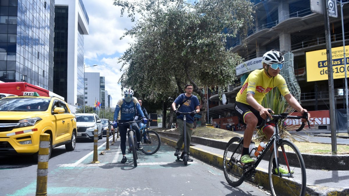 Convivencia. Ciclistas y usuarios de scooters circulan por vías con señalización insuficiente, lo que dificulta delimitar cada espacio.