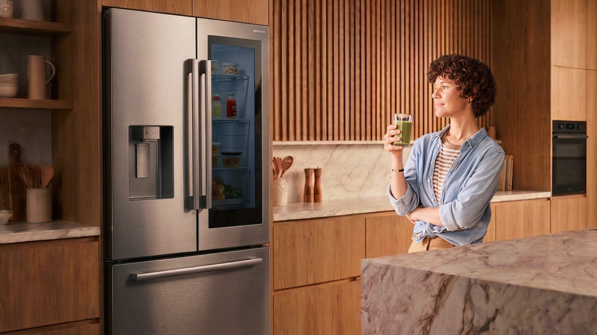 La Samsung Bespoke AI RF80H aprende los patrones de uso del hogar para mantener estable la temperatura y optimizar el consumo de energía.