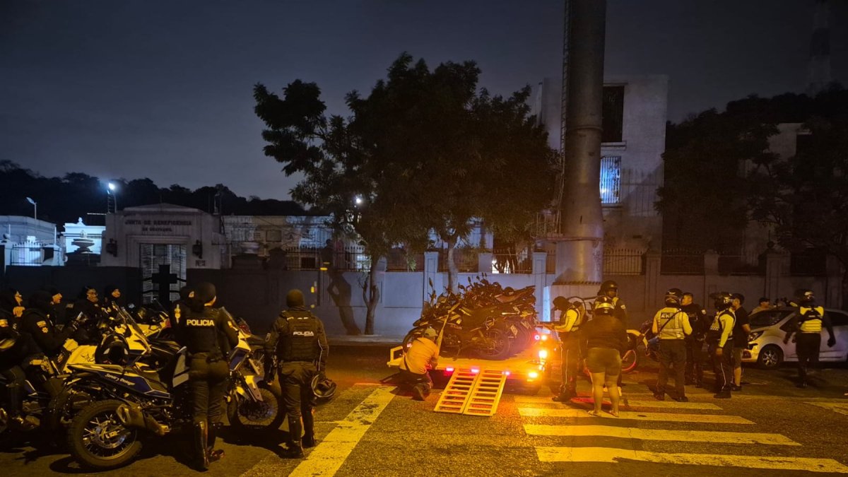 Policías y agentes de tránsito realizaron el operativo en el centro de Guayaquil la noche del jueves 20 de agosto.