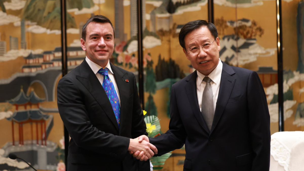 Representantes ecuatorianos y chinos estrechan vínculos en un encuentro diplomático en Shanghái.