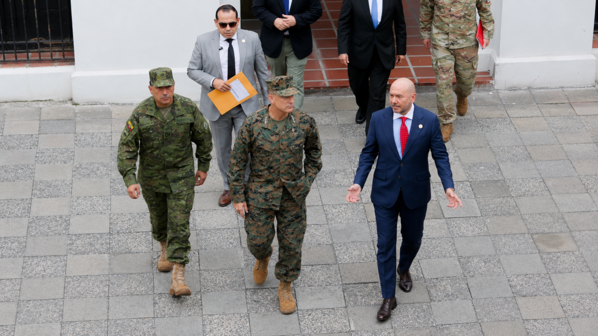 El ministro de Defensa Gian Carlo Loffredo junto al comandante del Comando Sur de los Estados Unidos, General Francis L. Donovan.