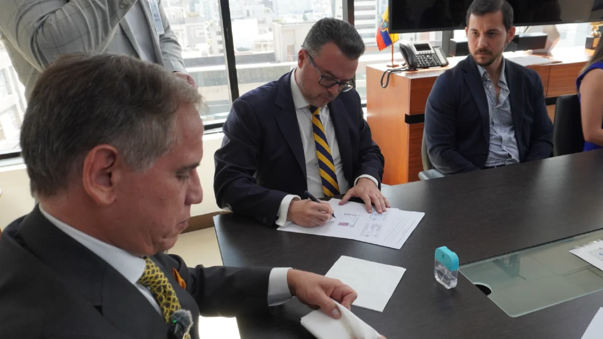 El ministro Blum participó en la firma del contrato del Bloque 65-Pindo con PCR Ecuador.