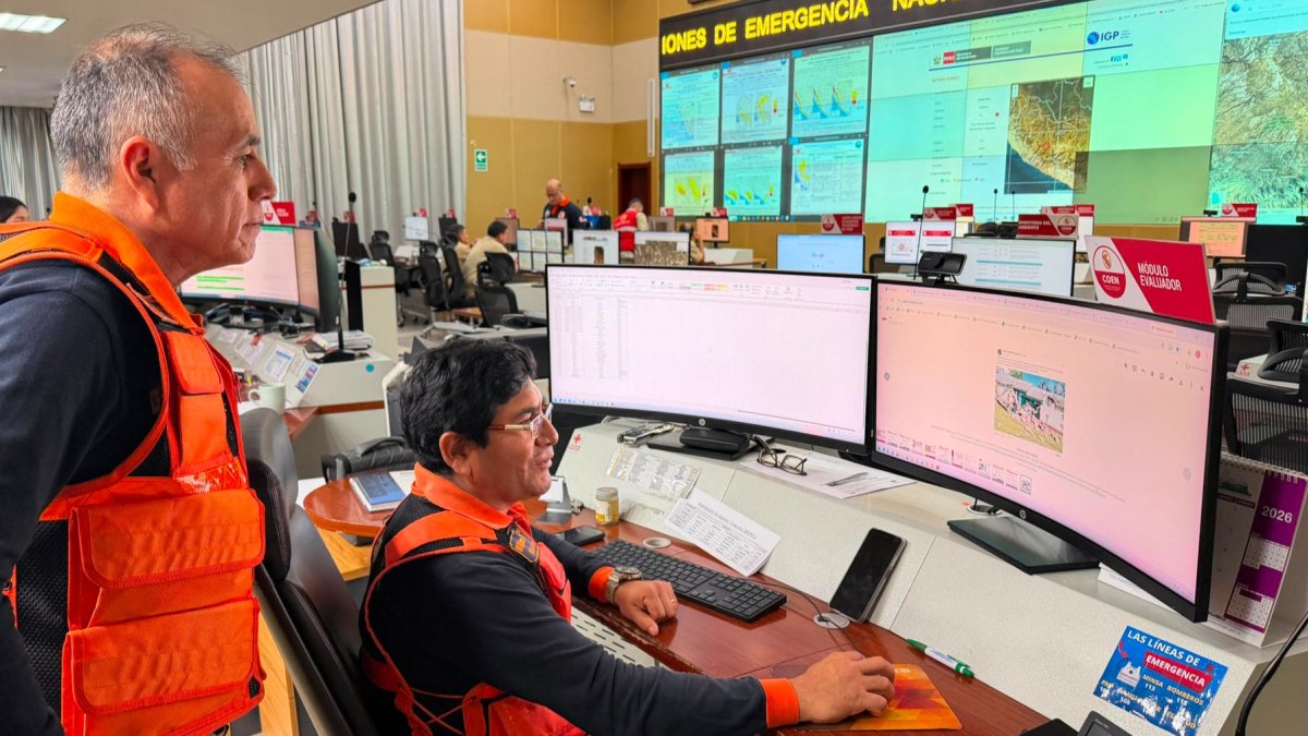 El jefe del Instituto Nacional de Defensa Civil de Perú (Indeci), Luis Enrique Vásquez (i), monitoreando lo ocurrido por el terremoto de magnitud 7,2.