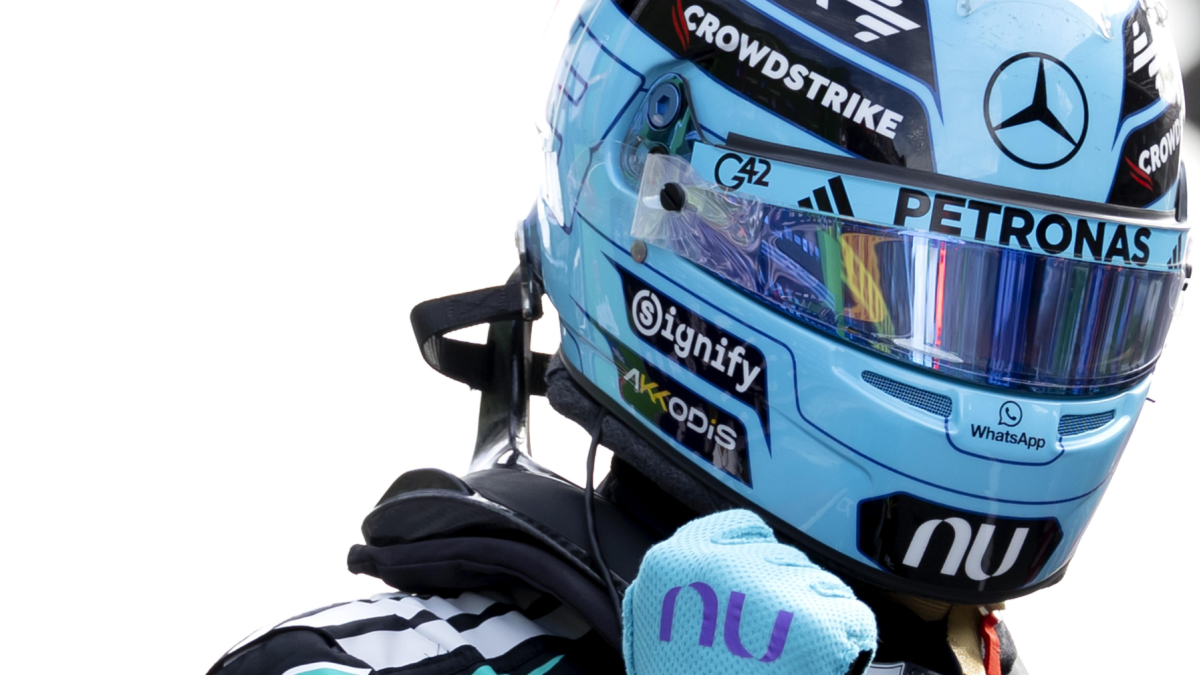El piloto de Mercedes George Russell de Gran Bretaña, celebra el triunfo en la prueba del esprint en el Circuito Zandvoort.