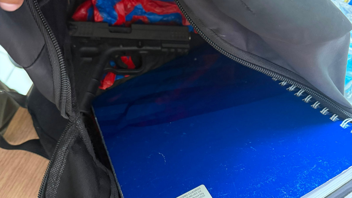 Policía acudió a un colegio de Guayaquil tras la alerta por un arma de fuego hallada en la mochila de un estudiante.