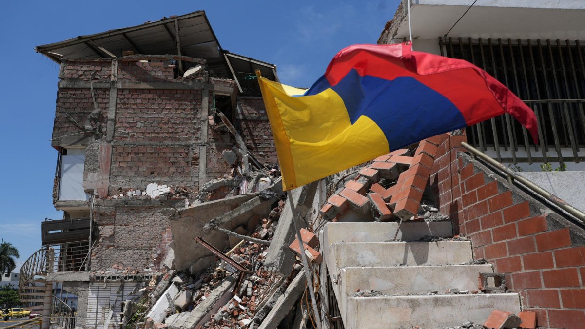 Ruinas de una floristería colapsada, afectada por el sismo de 7.4 de magnitud que azotó a Colombia el pasado 10 de agosto, en Cali (Colombia).