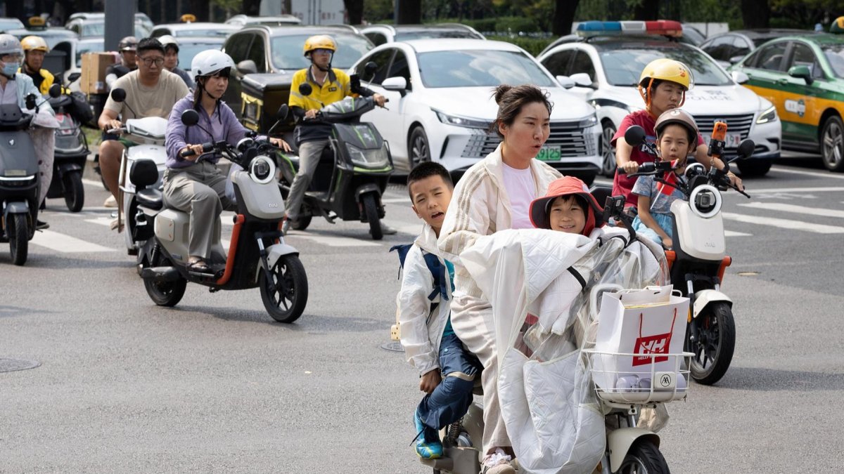 Personas en motocicletas en Pekín, China.