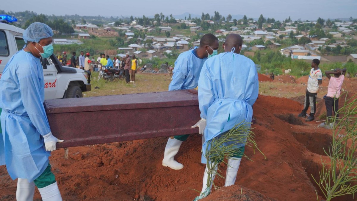 Miembros del equipo de respuesta trasladan un cuerpo para su entierro en Bunia, República Democrática del Congo, el 18 de agosto de 2026.