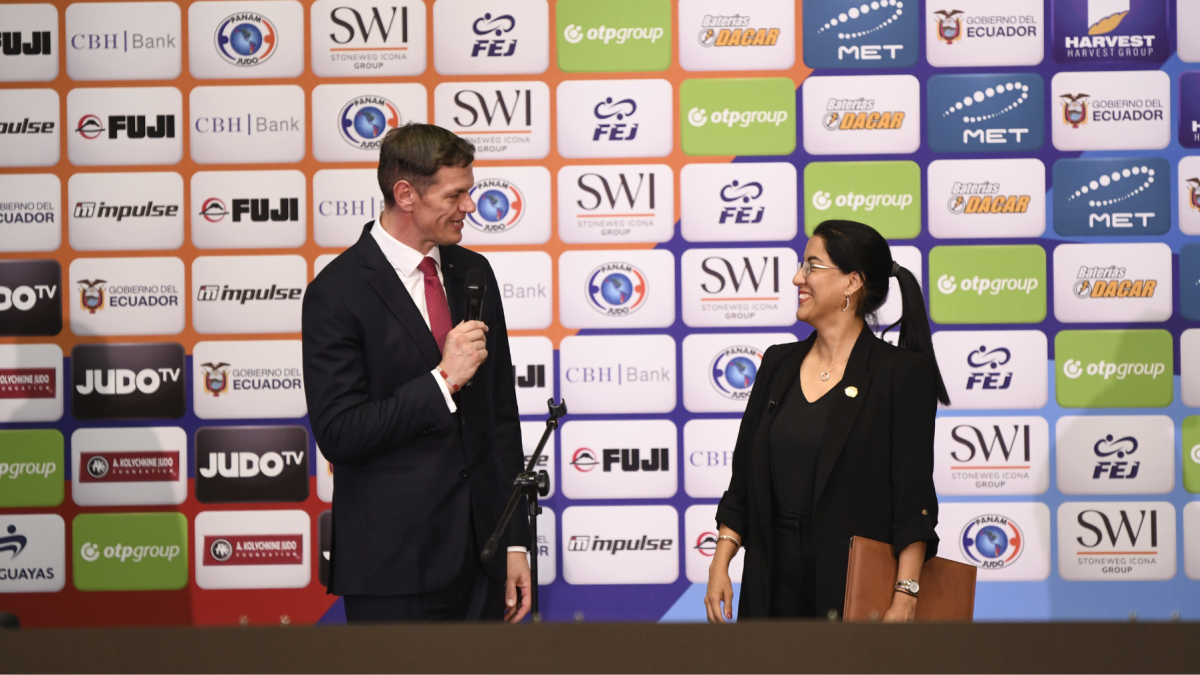 Gilda Alcívar y Carlos Zegarra participaron en la inauguración del Mundial de Judo, que reúne a delegaciones internacionales en Guayaquil.