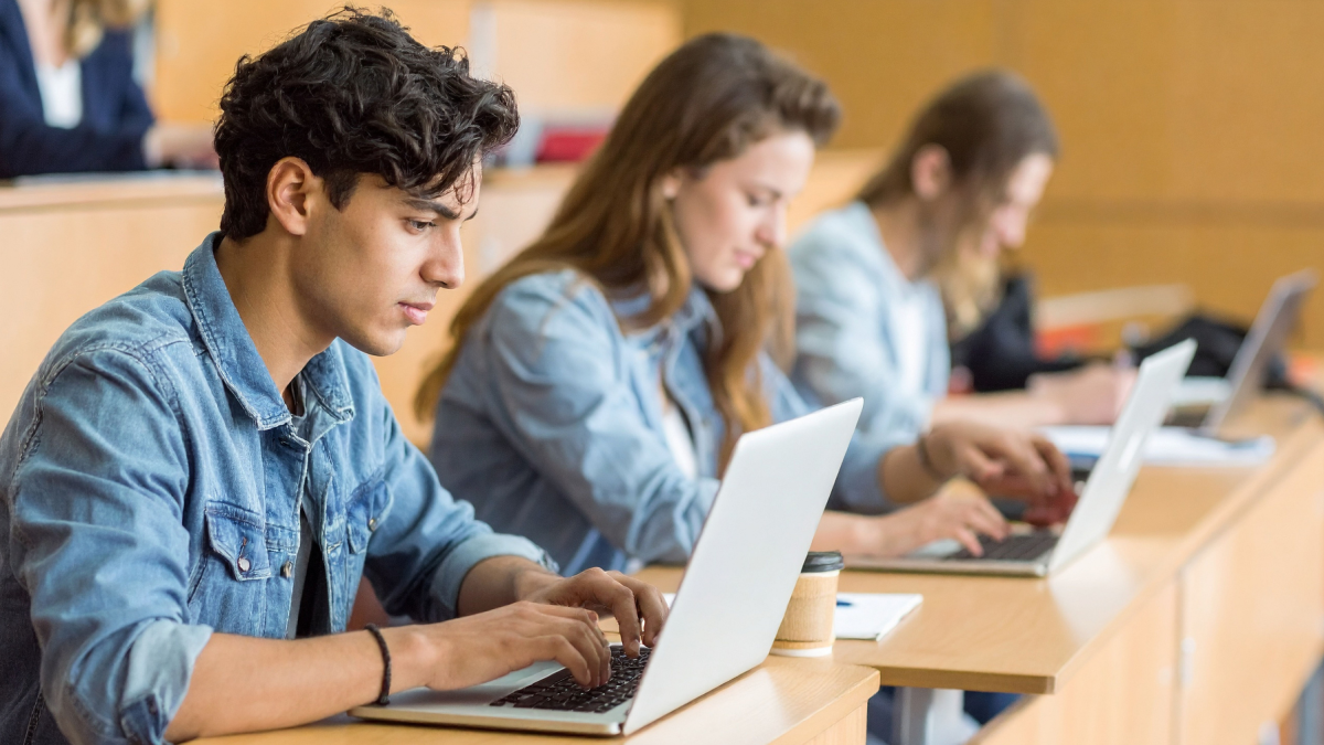 Estudiantes en Ecuador acceden a herramientas digitales como parte del programa gratuito de Google AI Plus.