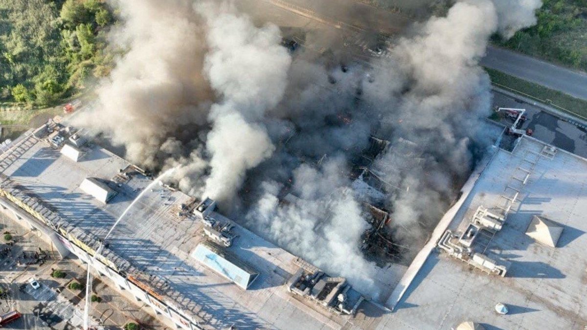 Bomberos participando en las labores de extinción de un incendio en un centro comercial dañado tras un ataque ruso en Kryvyi Rih, en el contexto de la invasión rusa de Ucrania.