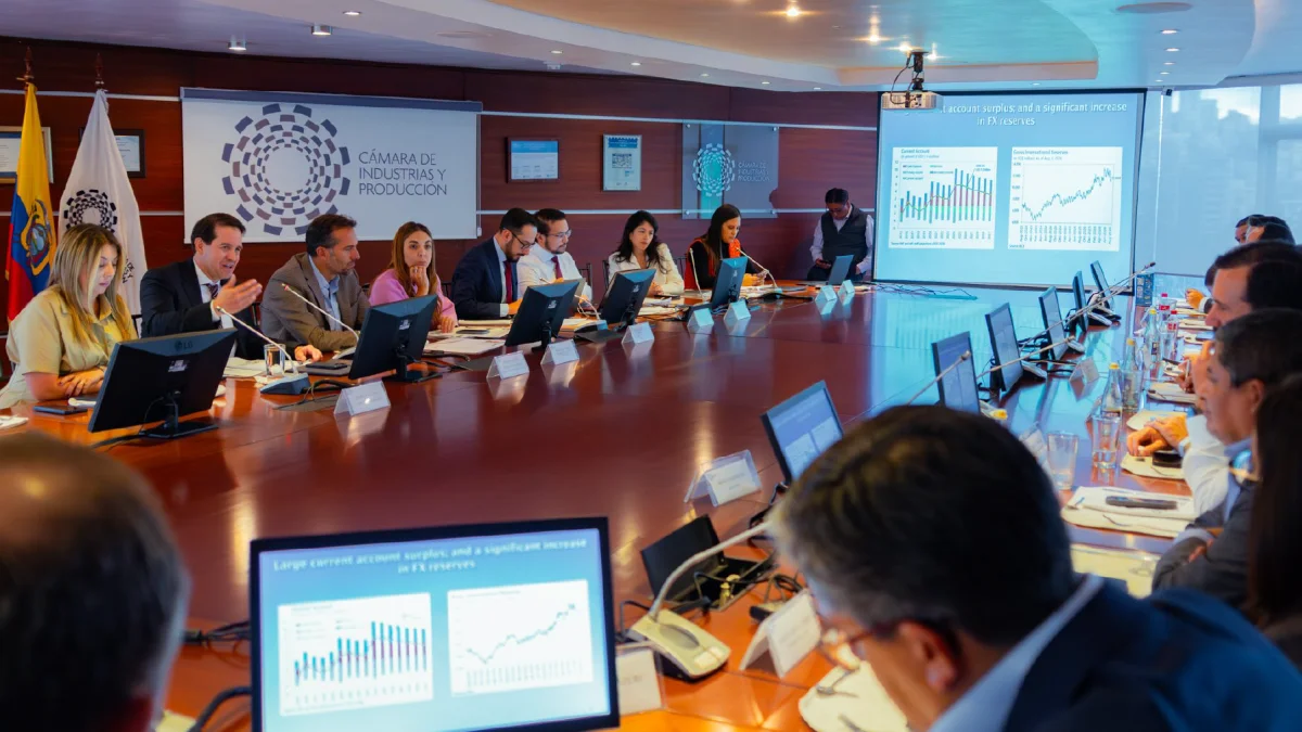 Representantes del FMI y de la Cámara de Industrias y Producción analizaron las perspectivas económicas de Ecuador y los principales desafíos para sostener el crecimiento.