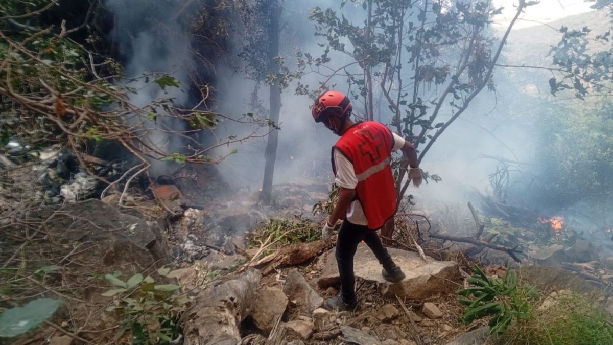La Policía del condado de Samburu y la Cruz Roja de Kenia participaron en las labores de rescate de los cuerpos de las personas fallecidas en el accidente en el monte Ololokwe.