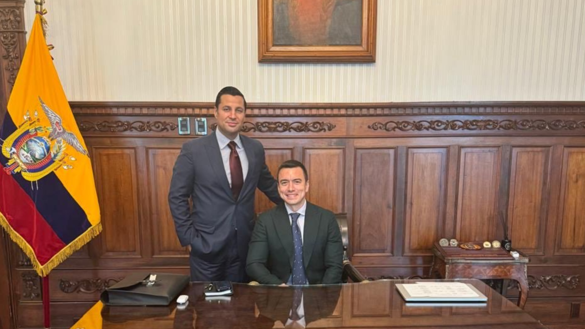 Daniel Noboa junto a Michele Sensi-Contugi en su despacho oficial, en una imagen de archivo.