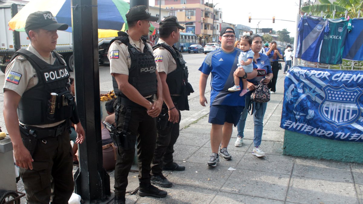 La seguridad tiene que reforzarse en los exteriores de los estadios de Emelec y Barcelona.