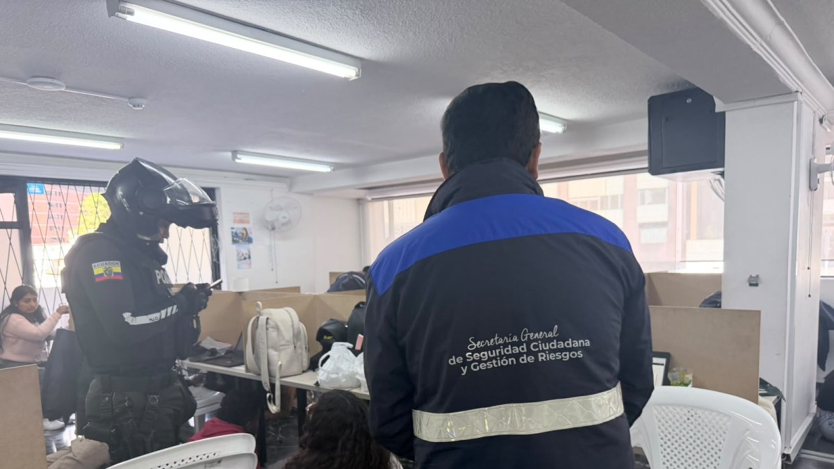 Más de 30 personas fueron encontradas durante el operativo en un inmueble de Iñaquito, donde las autoridades identificaron espacios equipados con cubículos.