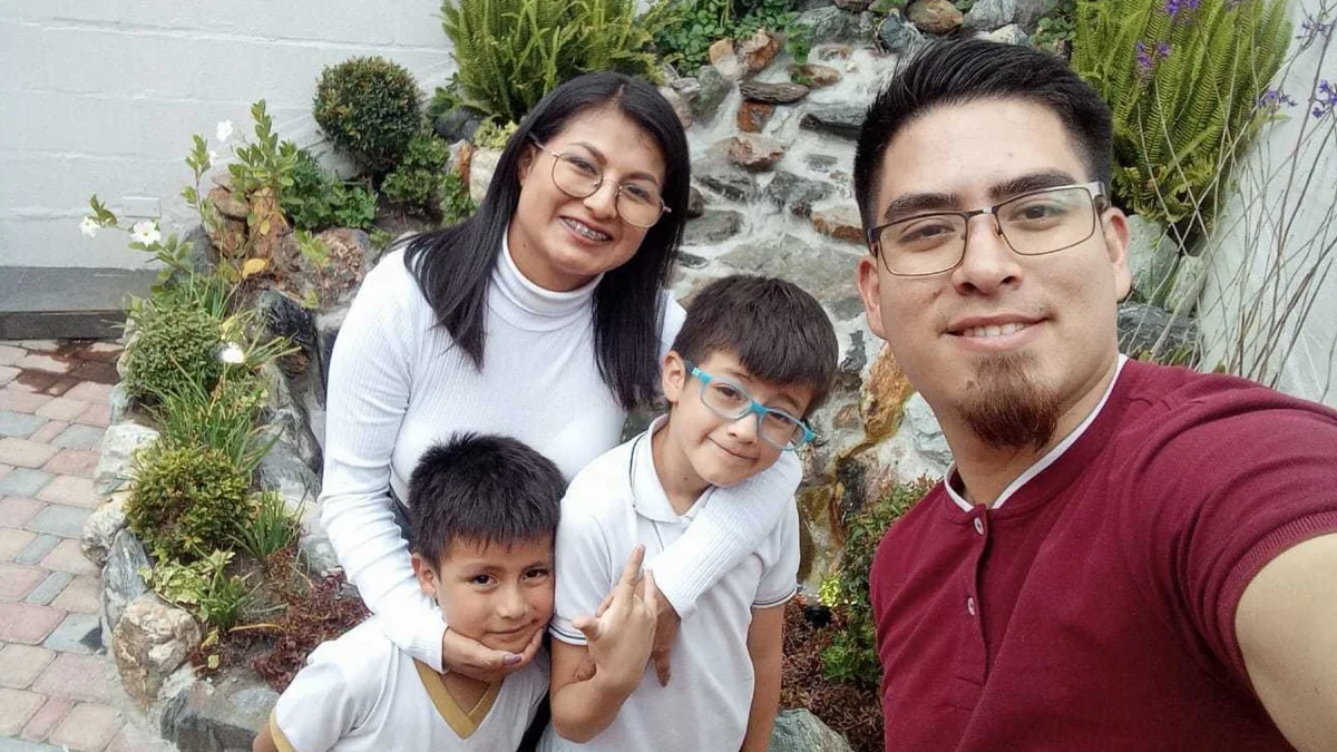 Gustavo Álvarez posa junto a su familia. Su esposa tuvo que renunciar a su trabajo para apoyarlo.