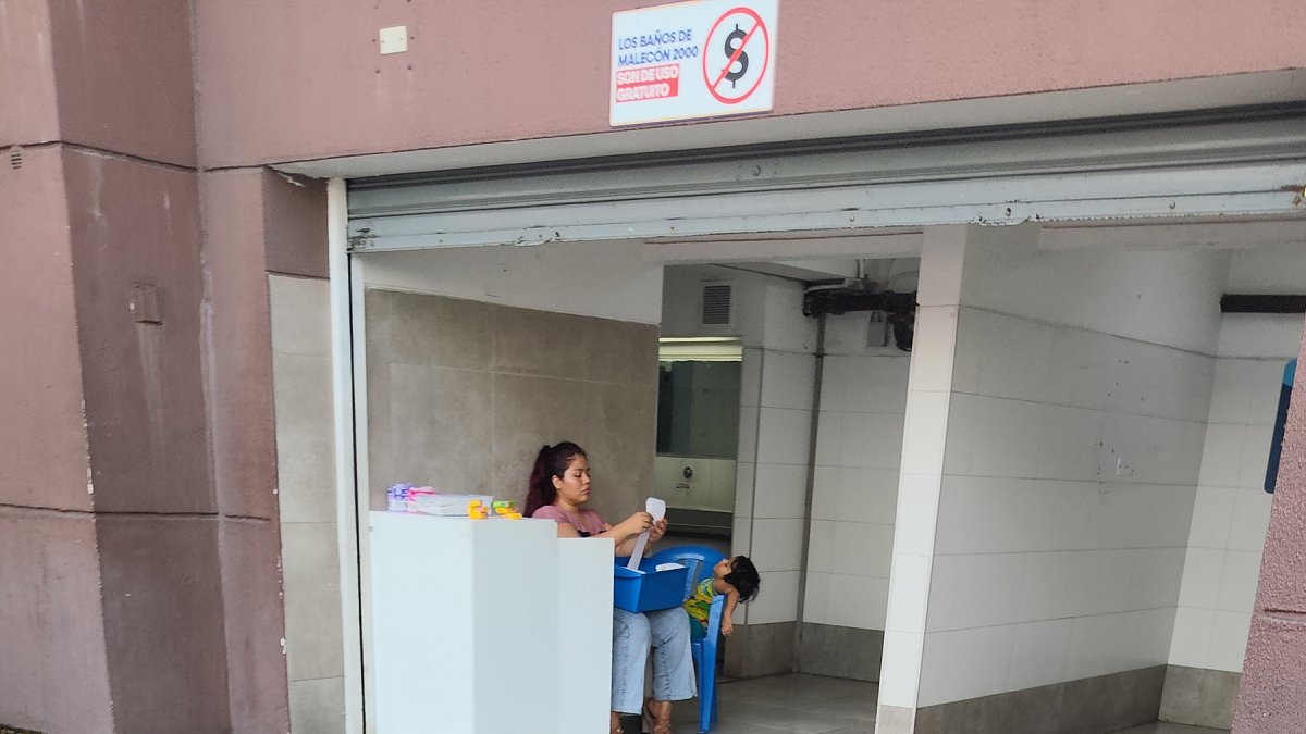 La venta manual de papel higiénico se evidencia en los exteriores de los baños del Malecón 2000.