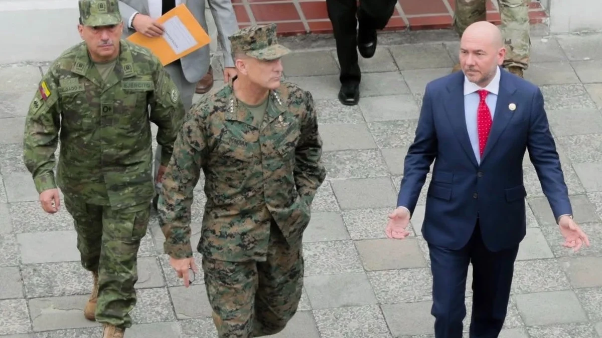 El ministro de Defensa Nacional, Gian Carlo Loffredo junto con el general Francis L. Donovan, del Comando Sur de Estados Unidos.