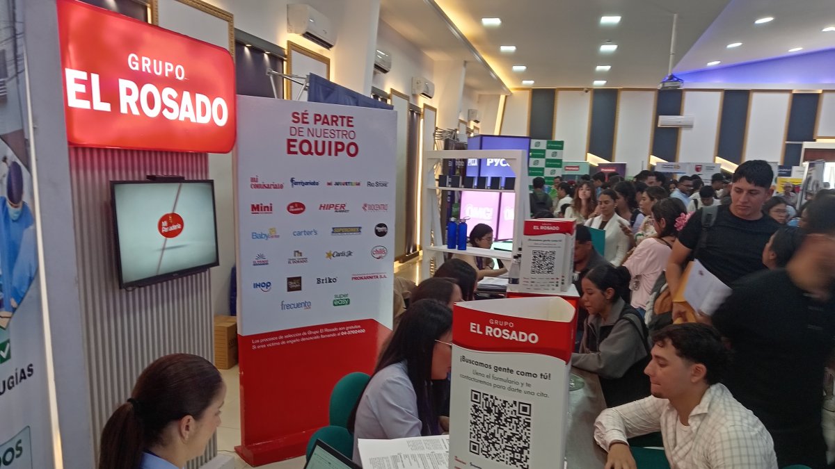 Larga fila se formó en el ITB para dejar una hoja de vida en feria de empleo, donde participaron 105 empresas.