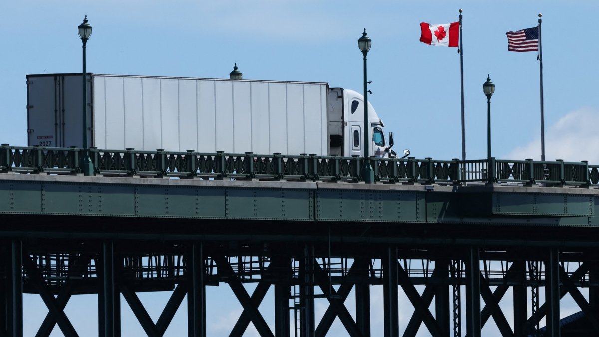 Un camión cruza el puente Peace Bridge desde Buffalo, Nueva York, hacia Canadá, en Fort Erie, Ontario, el 18 de agosto de 2026.