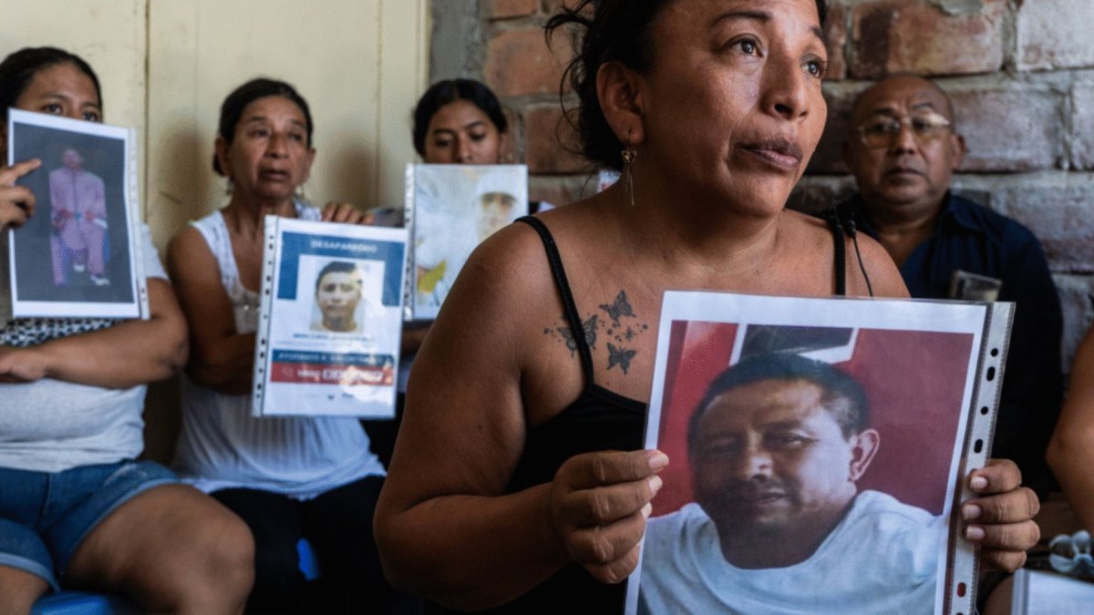 Familiares de ocho de los diez tripulantes que permanecen desaparecidos tras el ataque.